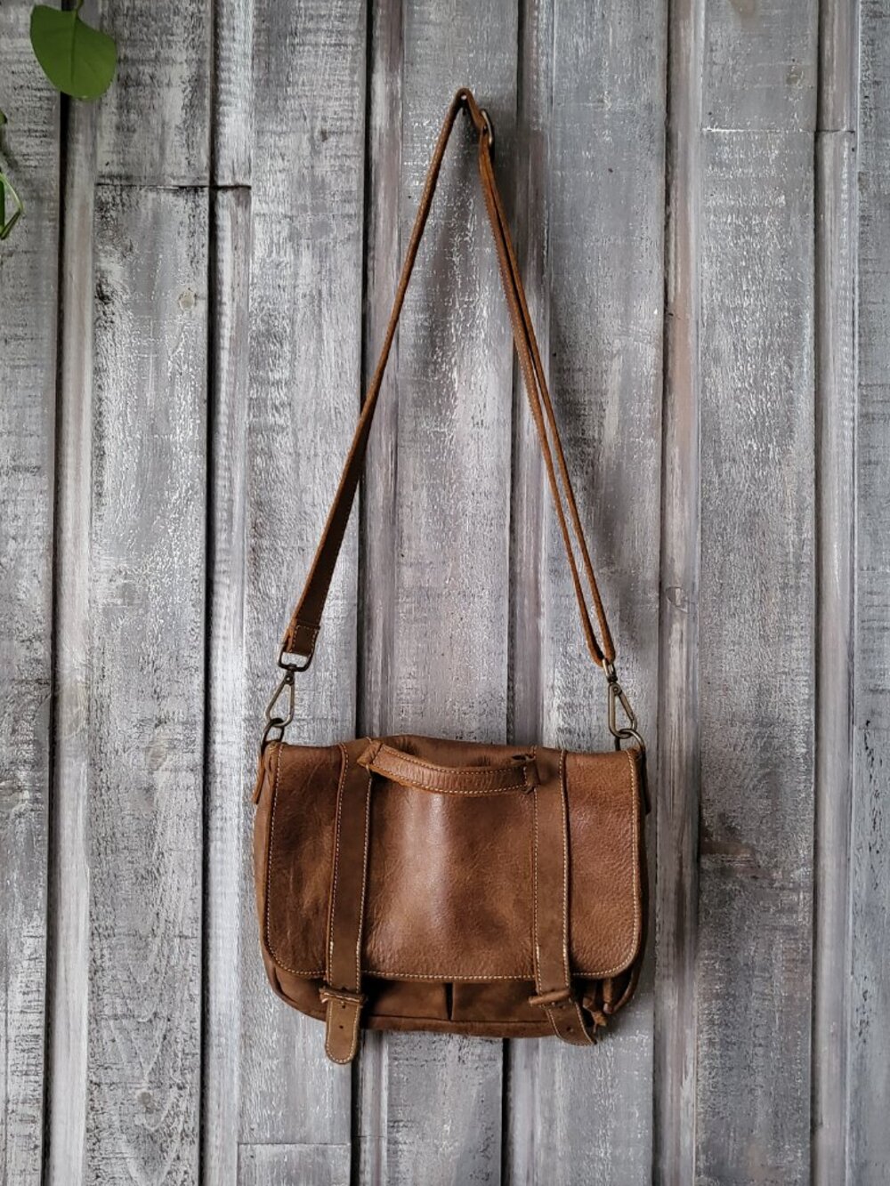 Roots Canada Vintage Tribe Leather Messenger Bag Brown - Picture 13 of 14